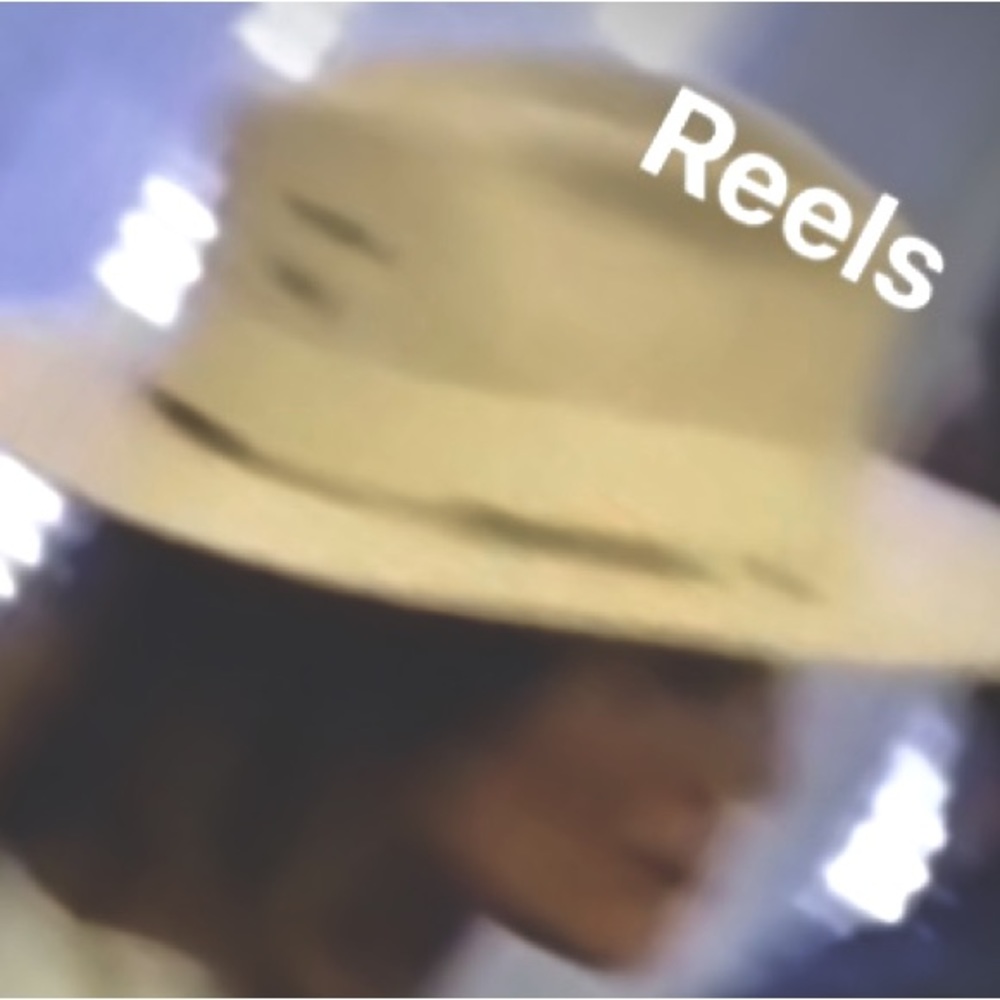 Think about this gorges hat, can add a fun and elegant detail on your outfit.